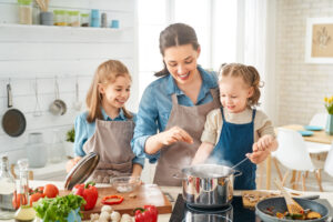 familia feliz cocinando
